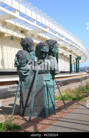 La sculpture 'Personnes' Tapis à port gare restaurée dans le cadre de l'administration portuaire, bras dans le Kent, Angleterre, RU SE Banque D'Images