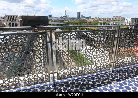 Vue sud sur Kings Cross et le charbon de la Cour Gouttes Aga Khan islamique Center conçu par Fumihoko Maki, dans le nord de Londres, UK Banque D'Images