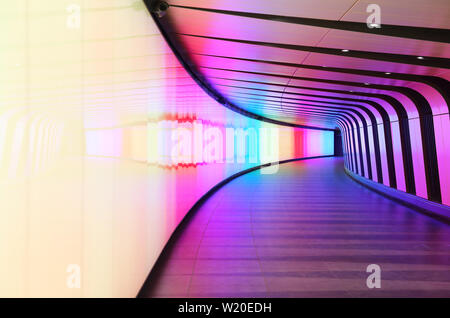 Le King's Cross multicolore Tunnel, entre Kings Cross et St Pancras stations et vers le grenier Square, dans le nord de Londres, UK Banque D'Images