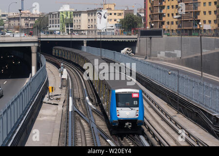 SANTIAGO, CHILI - Octobre 2015 : un train du métro de Santiago entrant dans la station de Los Héroes Banque D'Images