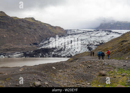 Le glacier Sólheimajökull et le lac, le sud de l'Islande. Banque D'Images