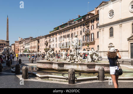 Rome - 18 juillet 2014 : et prendre des photos dans la Piazza Navona sur une chaude journée d'été. Les vagues de chaleur ont une incidence sur l'Europe presque chaque été Banque D'Images