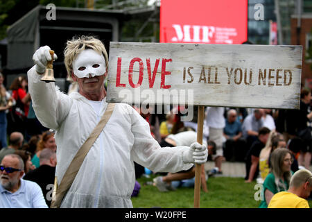 Manchester, UK, 4 juillet, 2019.Yoko Ono a invité la population de Manchester pour rassembler et envoyer un message de paix au monde. La vidéo de Yoko Ono joue à la foule rassemblée dans les jardins avec des centaines de personnes prenant part et la sonnerie des cloches pour la paix.Cathedral, Manchester, Royaume-Uni. Crédit : Barbara Cook/Alamy Live News Banque D'Images