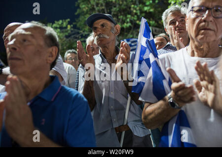 Athènes, Grèce. Le 04 juillet, 2019. Les partisans du parti conservateur Nouvelle démocratie 'partie' bienvenue chef de parti dans un discours Mitsotakis quatre jours avant l'élection parlementaire grecque le 7 juillet 2019. Baltagiannis Crédit : Socrates/dpa/Alamy Live News Banque D'Images