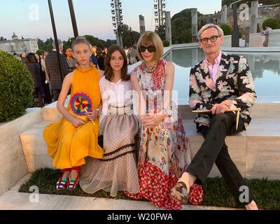 Rom, Italie. Le 04 juillet, 2019. Anna Wintour (2e r), rédacteur en chef du magazine Vogue, Hamish Bowles (r), l'ensemble de l'éditeur de Vogue, et deux modèles s'asseoir en face de la Fendi fashion show sur la colline du Palatin. Le spectacle est un hommage à Karl Lagerfeld. Credit : Annette Reuther/dpa/Alamy Live News Banque D'Images