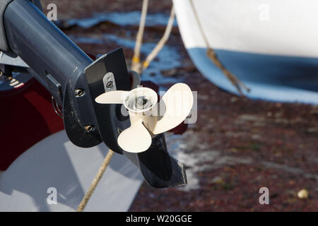 L'hélice du moteur de bateau dans un port de Bretagne à marée basse Banque D'Images