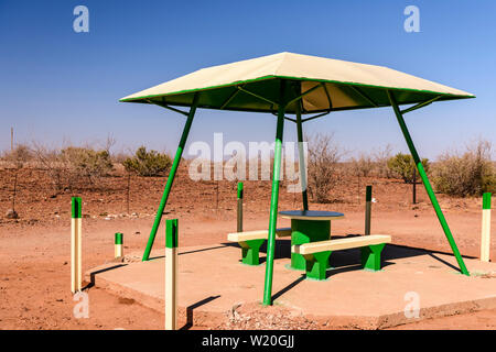 Table de pique-nique et des bancs en béton avec un auvent pour l'ombre, généralement placés tous les 10-20km le long des routes en Namibie Banque D'Images