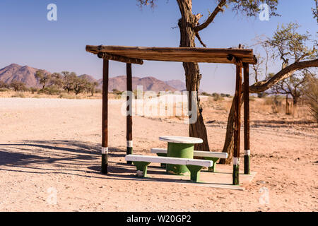 Table de pique-nique et des bancs en béton avec un auvent pour l'ombre, généralement placés tous les 10-20km le long des routes en Namibie Banque D'Images