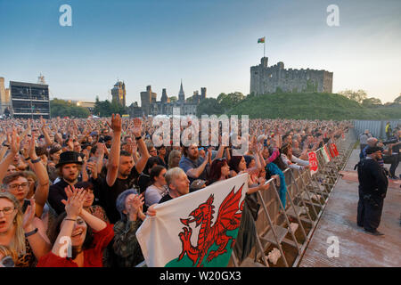 Sur la photo : Manic Street Preachers fans. Samedi 29 Juin 2019 Re : Manic Street Preachers concert au château de Cardiff, Pays de Galles, Royaume-Uni. Banque D'Images