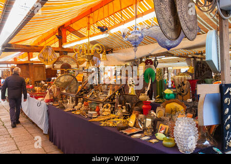 Cale et shoppers à l'intérieur du marché d'antiquités dans le Campo San Maurizio, San Marco, Venise, Vento, Italie Banque D'Images