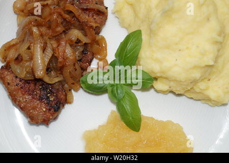 Veaux rosted Foie avec oignons purée de pommes de terre et compote Banque D'Images