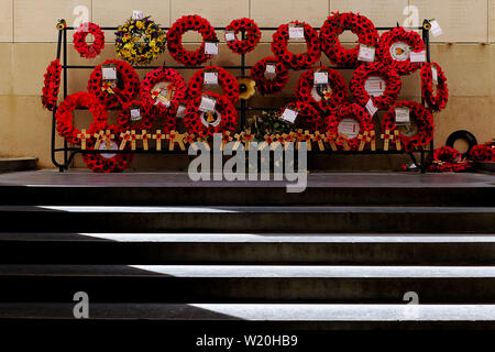 Des couronnes et des croix à la Porte de Menin à Ypres, Belgique Banque D'Images