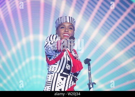 Manchester, UK. 4 juillet, 2019. Janelle Monae fonctionne à Castlefield bol dans le cadre de la soirée d'ouverture du Festival International de Manchester en 2019. C'est la 7ème fois la biennale international arts festival a eu lieu depuis sa création est 2007. Credit : Russell Hart/Alamy Live News Banque D'Images