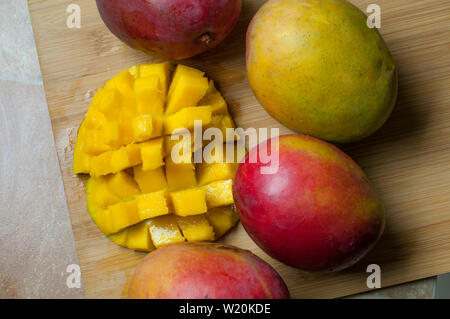 Mangue fraîche sur une planche à découper en bois Banque D'Images