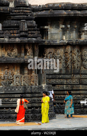 En vêtements traditionnels indiens se rendant sur Hoysaleswara Temple, Halebidu, Karnataka, Inde Banque D'Images