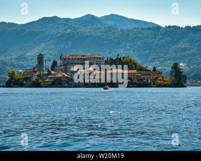 Île de San Giulio sur le lac d'Orta vu depuis le village d'Orta San Giulio au cours d'un après-midi d'été Banque D'Images