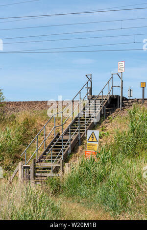 Droit de passage public l'accès à travers les pistes sur la côte est de la grande ligne de chemin de fer près de Manningtree Anglia, Essex. S01 Sea Wall de passage à niveau Banque D'Images