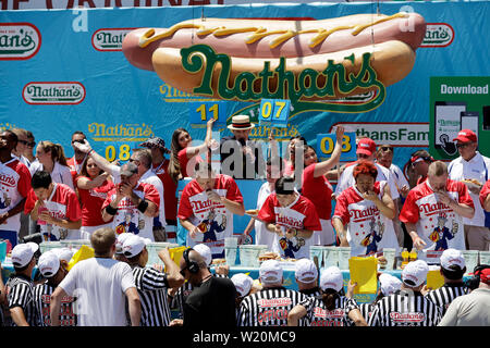 New York, USA. 4 juillet, 2019. Au cours de la concurrence mangeurs de Nathan annuel Hot Dog Eating Contest à Coney Island de New York, États-Unis, le 4 juillet 2019. Joey Chestnut a défendu son titre de champion du monde des hommes en dévorant le jeudi 71 hot dogs en 10 minutes à la Nathan's Hot Dog Eating Contest à New York. Miki Sudo a défendu le titre en mangeant 31 hot dogs en 10 minutes. Credit : Muzi Li/Xinhua/Alamy Live News Banque D'Images