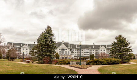 Elkhart Lake, Wisconsin, USA - avril 13th, 2019 : Osthoff Resort et Spa donnant sur Elkhart Lake. Banque D'Images