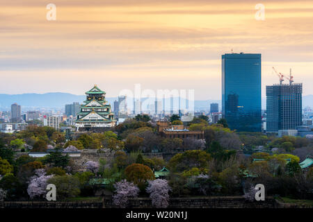 Le château d'Osaka avec fleur de cerisier et le Centre d'affaires dynamique du contexte à Osaka, Japon. Banque D'Images