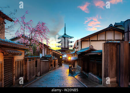 La Pagode Yasaka et Sannen Zaka Rue avec cherry blossom le matin, Kyoto, Japon Banque D'Images