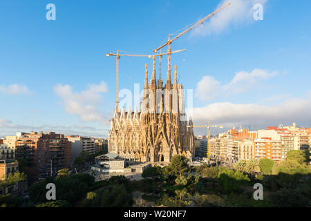 Vue aérienne de la Sagrada Familia, une grande église catholique romaine à Barcelone, Espagne, conçu par l'architecte catalan Antoni Gaudi. Banque D'Images