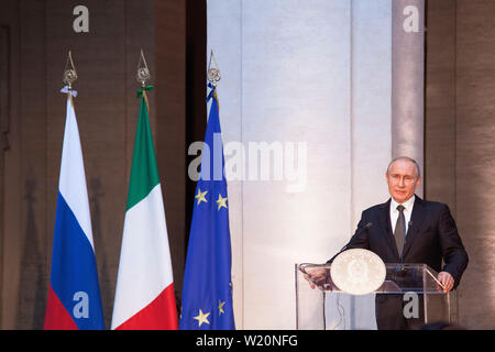 Vladimir Poutine, le président de la Russie, prend la parole lors d'une conférence de presse conjointe avec Giuseppe Conte Banque D'Images