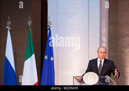 Vladimir Poutine, le président de la Russie, prend la parole lors d'une conférence de presse conjointe avec Giuseppe Conte Banque D'Images