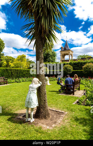 Sculptures de jeunes filles, jouant cache et cherche à Holland Park, Silencieux Howlers par Laura Ford, partie de Kensington  + Week-end 2019 Art de Chelsea, Londres, UK Banque D'Images