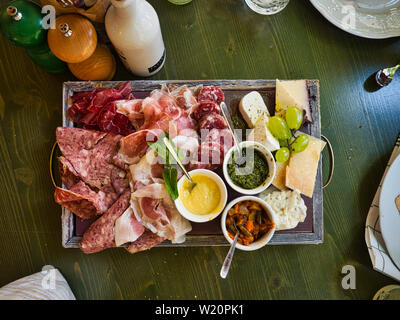 Découper basé à charcuterie avec confiture robe vraiment magnifique, l'antipasto, fromages et sauces Banque D'Images