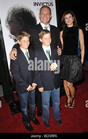 LOS ANGELES, CA. 03 décembre 2009 : South African rugby star François Pienaar et famille au Los Angeles premiere de 'Invictus' à l'Academy of Motion Picture Arts & Sciences Theatre. © 2009 Paul Smith / Featureflash Banque D'Images