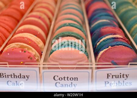 Des rangées de macarons français aux couleurs vives du petit sucre sont exposées au National Restaurant Association Show, Chicago, Illinois, États-Unis Banque D'Images