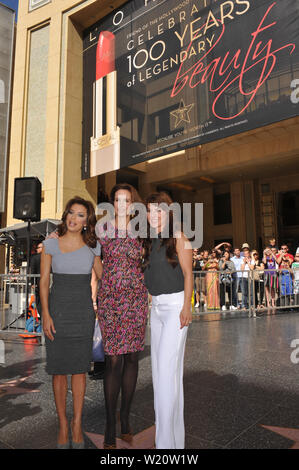 LOS ANGELES, CA. 20 octobre 2009 : porte-parole de L'Oréal Eva Longoria Parker (à gauche), Andie MacDowell & Kate del Castillo sur Hollywood Boulevard où l'Oral Paris a été honoré avec un ami spécial de la promenade de la renommée pour son parrainage de l'Allée des célébrités canadiennes Projet de rénovation. © 2009 Paul Smith / Featureflash Banque D'Images