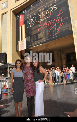 LOS ANGELES, CA. 20 octobre 2009 : porte-parole de L'Oréal Eva Longoria Parker (à gauche), Andie MacDowell & Kate del Castillo sur Hollywood Boulevard où l'Oral Paris a été honoré avec un ami spécial de la promenade de la renommée pour son parrainage de l'Allée des célébrités canadiennes Projet de rénovation. © 2009 Paul Smith / Featureflash Banque D'Images