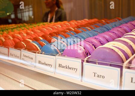 Des rangées de macarons français aux couleurs vives du petit sucre sont exposées au National Restaurant Association Show, Chicago, Illinois, États-Unis Banque D'Images