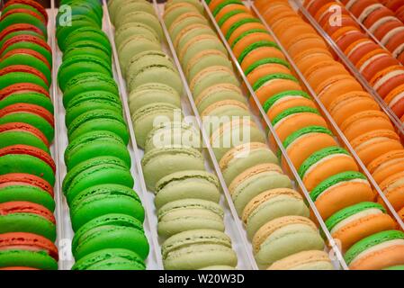 Des rangées de macarons français aux couleurs vives du petit sucre sont exposées au National Restaurant Association Show, Chicago, Illinois, États-Unis Banque D'Images