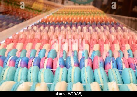 Des rangées de macarons français aux couleurs vives du petit sucre sont exposées au National Restaurant Association Show, Chicago, Illinois, États-Unis Banque D'Images