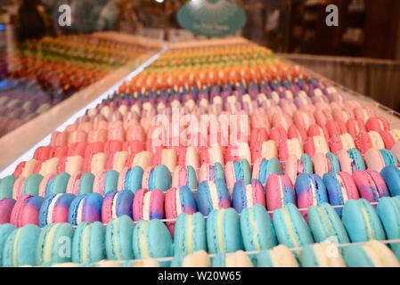 Des rangées de macarons français aux couleurs vives du petit sucre sont exposées au National Restaurant Association Show, Chicago, Illinois, États-Unis Banque D'Images