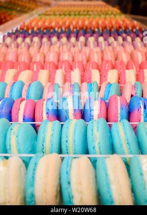 Des rangées de macarons français aux couleurs vives du petit sucre sont exposées au National Restaurant Association Show, Chicago, Illinois, États-Unis Banque D'Images