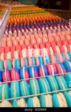 Des rangées de macarons français aux couleurs vives du petit sucre sont exposées au National Restaurant Association Show, Chicago, Illinois, États-Unis Banque D'Images