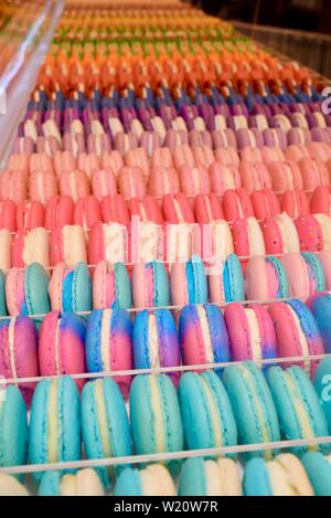 Des rangées de macarons français aux couleurs vives du petit sucre sont exposées au National Restaurant Association Show, Chicago, Illinois, États-Unis Banque D'Images