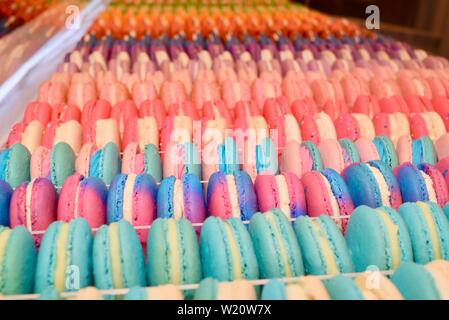 Des rangées de macarons français aux couleurs vives du petit sucre sont exposées au National Restaurant Association Show, Chicago, Illinois, États-Unis Banque D'Images