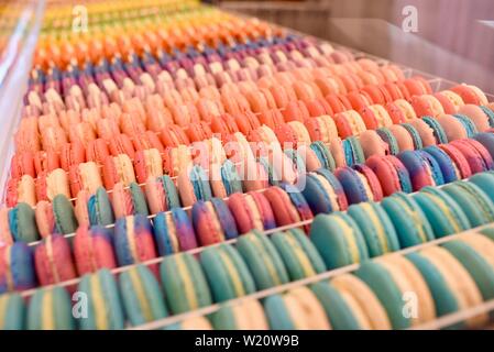 Des rangées de macarons français aux couleurs vives du petit sucre sont exposées au National Restaurant Association Show, Chicago, Illinois, États-Unis Banque D'Images