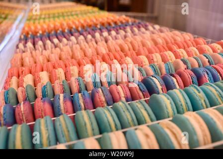 Des rangées de macarons français aux couleurs vives du petit sucre sont exposées au National Restaurant Association Show, Chicago, Illinois, États-Unis Banque D'Images