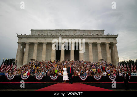 Washington, DC, USA. 4 juillet, 2019. Le Président américain Donald Trump et la Première Dame Melania Trump arrivent durant la quatrième de juillet, Fête 'Salute' event à l'Amérique à Washington, DC, États-Unis, le Jeudi, Juillet 4, 2019. La Maison Blanche a déclaré que le message de l'atout n'est pas politique -- Trump est un discours appelant la 'Salute' à l'Amérique -- mais c'est comme la campagne 2020 est en train de chauffer. Crédit : Al Drago/Piscine via CNP | Conditions de crédit dans le monde entier : dpa/Alamy Live News Banque D'Images