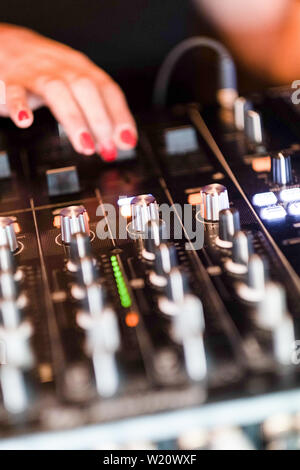 Détail de mixage dj femme mains sur console. Close-up of music de mélange. Banque D'Images