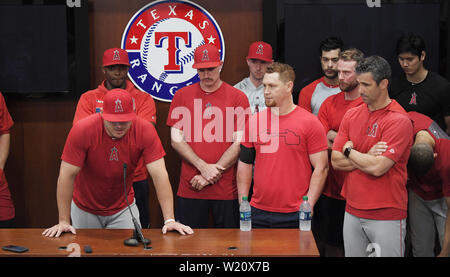 Los Angeles Angels' Mike Trout (L) répond à des questions au sujet de son ami et coéquipier, Tyler Skaggs, Ligue Majeure de Baseball après le match contre les Rangers du Texas à Arlington, Texas, United States le 2 juillet 2019. Credit : AFLO/Alamy Live News Banque D'Images