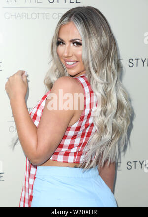 Londres, Royaume-Uni. Le 04 juillet, 2019. Holly Hagan assiste à la Charlotte Crosby dans le style de travail à Nikki's Bar à Londres. Credit : SOPA/Alamy Images Limited Live News Banque D'Images