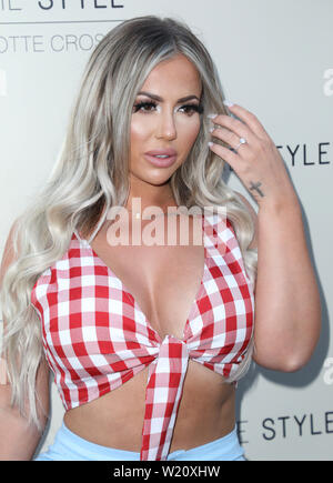 Londres, Royaume-Uni. Le 04 juillet, 2019. Holly Hagan assiste à la Charlotte Crosby dans le style de travail à Nikki's Bar à Londres. Credit : SOPA/Alamy Images Limited Live News Banque D'Images