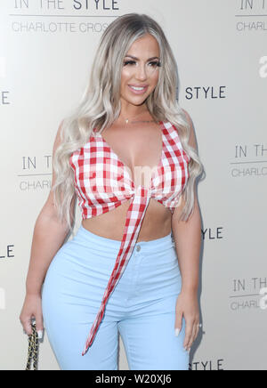 Londres, Royaume-Uni. Le 04 juillet, 2019. Holly Hagan assiste à la Charlotte Crosby dans le style de travail à Nikki's Bar à Londres. Credit : SOPA/Alamy Images Limited Live News Banque D'Images